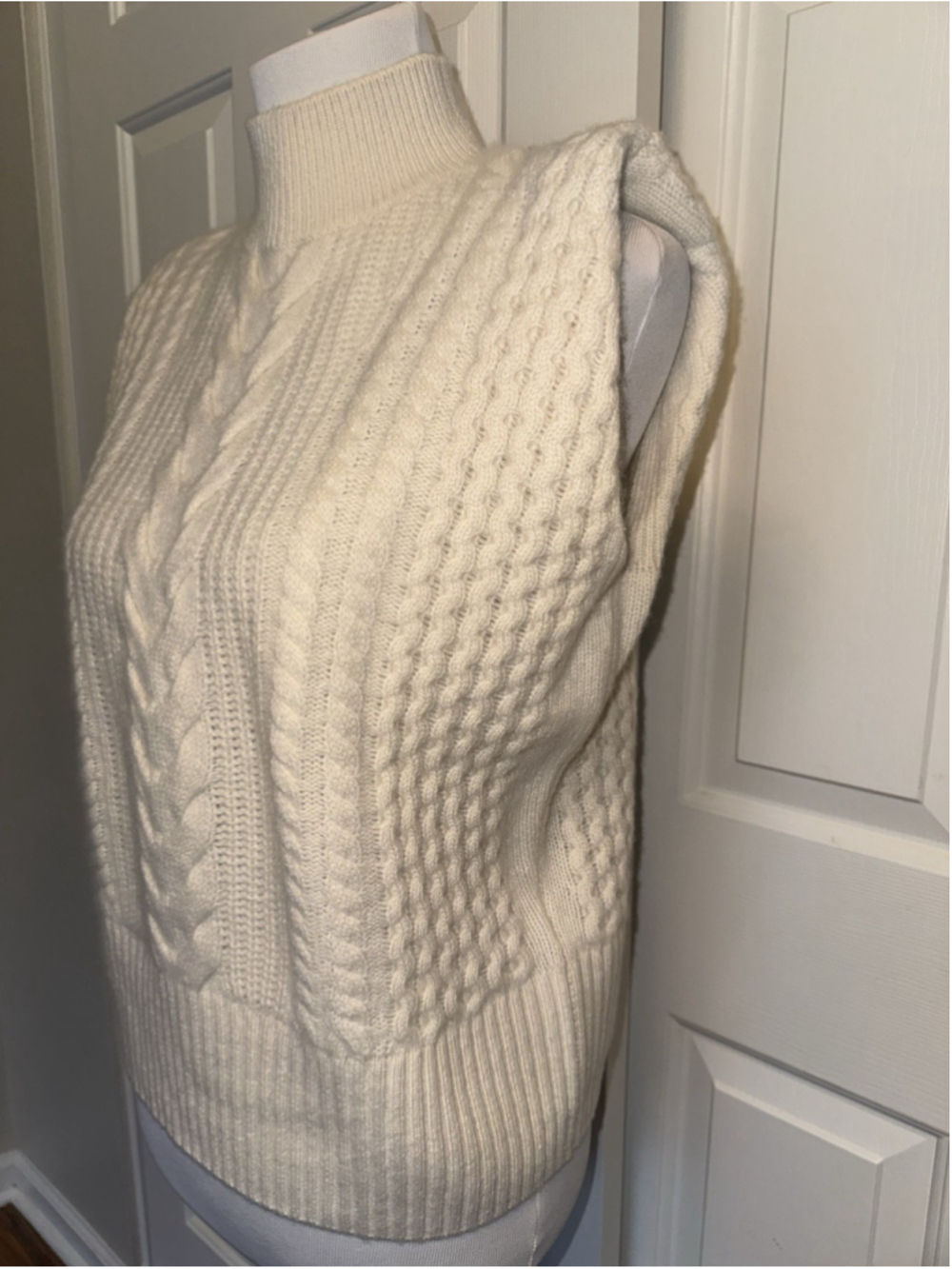 Banana Republic Cashmere Cable Knit Sweater Vest Cream Mock Neck XS Coastal Luxe - Picture 4 of 10
